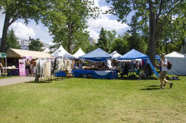 Etrafta müşteri kimliği belirsiz kişi tezgahları ne olduğunu parkta güneş Festivali sırasında selled görmek için 