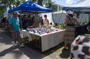 Etrafta müşteri kimliği belirsiz kişi tezgahları ne olduğunu parkta güneş Festivali sırasında selled görmek için 