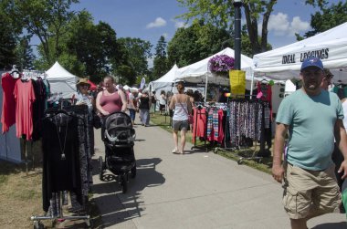 Etrafta müşteri kimliği belirsiz kişi tezgahları ne olduğunu parkta güneş Festivali sırasında selled görmek için 