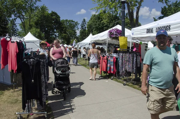 Etrafta müşteri kimliği belirsiz kişi tezgahları ne olduğunu parkta güneş Festivali sırasında selled görmek için 