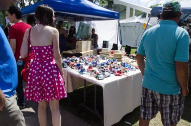 Müşteriler ve şapka ve Güneş Festivali sırasında parkta araba modelleri ile bir durak olarak tanımlanamayan kişi 