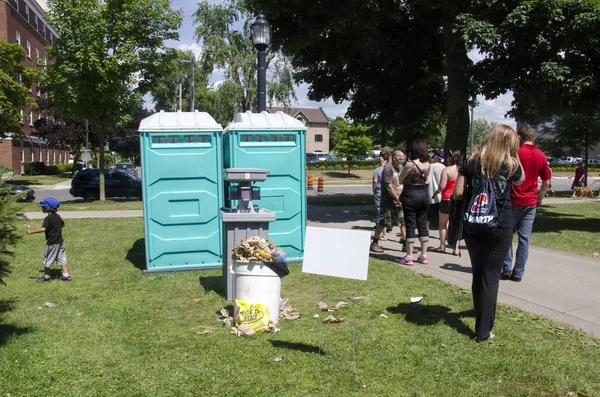 sokak biyo-tuvalette park (Victoria Parkı) için onların anne ile Sunfest sırasında bekleyen hildren