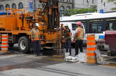 Montreal, Quebec, Kanada - 19 Temmuz 2016 - Ağır makineli yol tamircileri sokak ortasında yazı işleri müdürü olarak çalışıyor