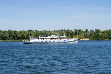 Kiev, Ukrayna - 29 Ağustos 2016: Zevk tekne turist nehir üzerinde yelken