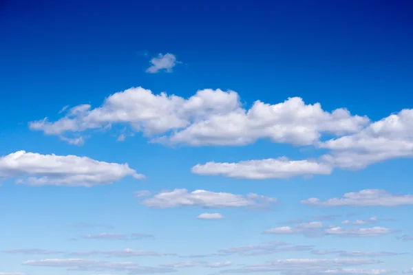 Wolken op donker blauwe hemel voor de storm — Stockfoto