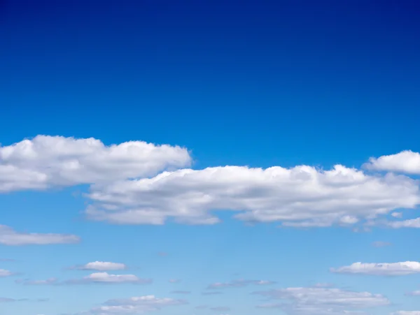 Wolken op donker blauwe hemel voor de storm — Stockfoto