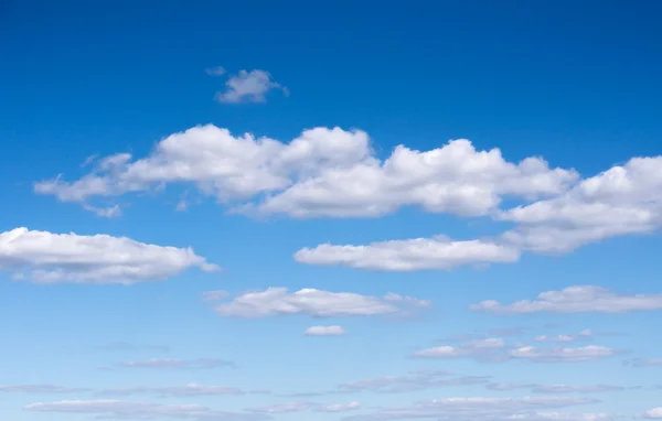 Wolken op donker blauwe hemel voor de storm — Stockfoto