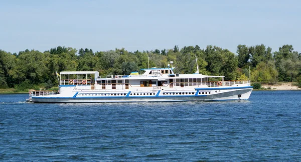 Kiev, Ukrayna - 29 Ağustos 2016: Zevk tekne turist nehir üzerinde yelken — Stok fotoğraf