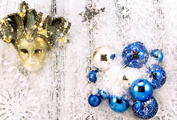 Το νέο έτος θέμα: λευκό και ασημί διακοσμήσεις χριστουγεννιάτικων δέντρων, μπλε μπάλες, χιόνι, νιφάδες χιονιού, σερπεντίνη και χρυσή μάσκα σε λευκό ρετρό τυποποιημένο φόντο ξύλου με λαμπερά χιονόπτωση — Φωτογραφία Αρχείου