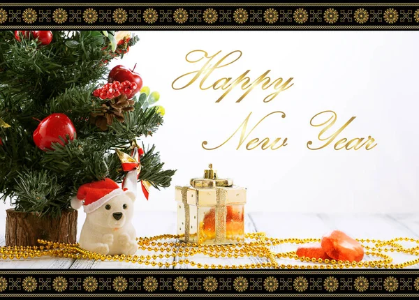 Tarjeta de felicitación con árbol de Navidad, caja de regalo de oro, bolas, oso de juguete, caramelos y decoraciones en mesa blanca vintage retro aislada en blanco con adorno negro y dorado — Foto de Stock