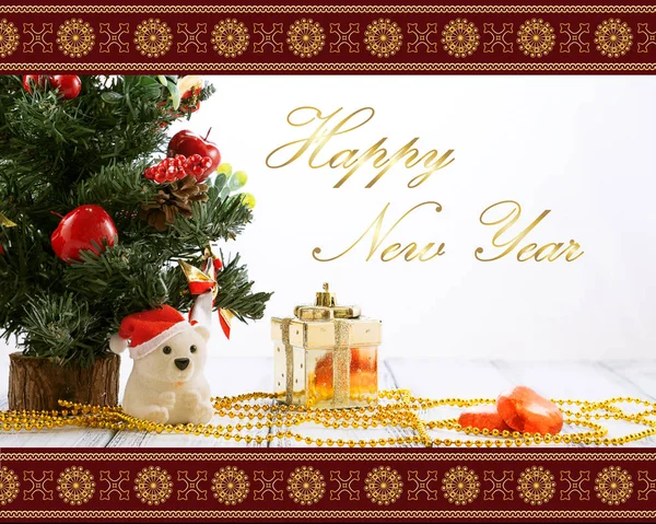 Tarjeta de felicitación con árbol de Navidad, caja de regalo de oro, bolas, oso de juguete, caramelos y decoraciones en mesa blanca vintage retro aislada en blanco con adorno rojo y dorado — Foto de Stock