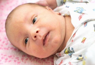 Yatakta yatarken şirin bebek. Stok fotoğraf