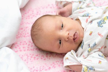 Yatakta yatarken şirin bebek. Stok fotoğraf