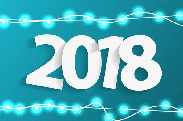Концепция Нового 2018 года с бумажными вырезанными белыми цифрами на реалистичных рождественских огнях украшения на голубом фоне. Для поздравительных открыток. Векторная иллюстрация — стоковый вектор