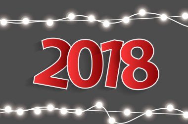 Yeni yıl 2018 kavramı kırmızı kağıt cuted beyaz numaraları gerçekçi Noel süslemeleri gri arka plan üzerinde ışıklar. Tebrik kartları için