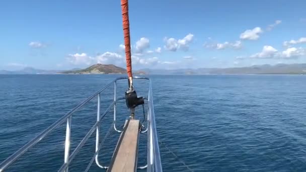 Pohled z přídě rekreační lodi na otevřeném moři — Stock video