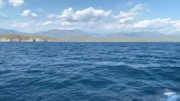 Vue de la poupe du navire en pleine mer avec de nombreuses îles — Video