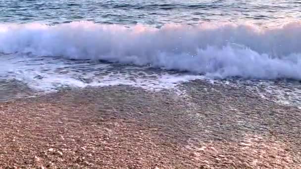 Olas en el fondo de arena de playa. Vídeo en cámara lenta — Vídeos de Stock