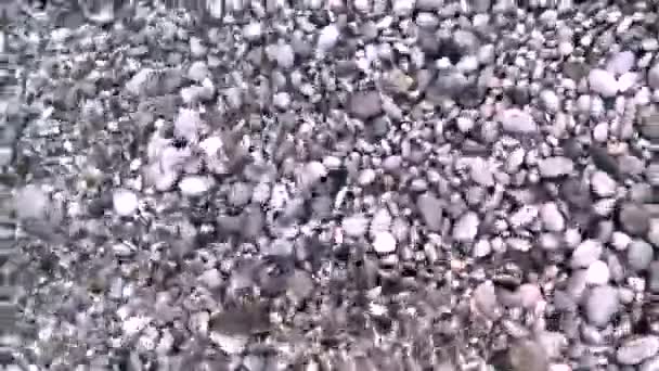 Meerwasser spiegelt sich auf Strandfelsen — Stockvideo