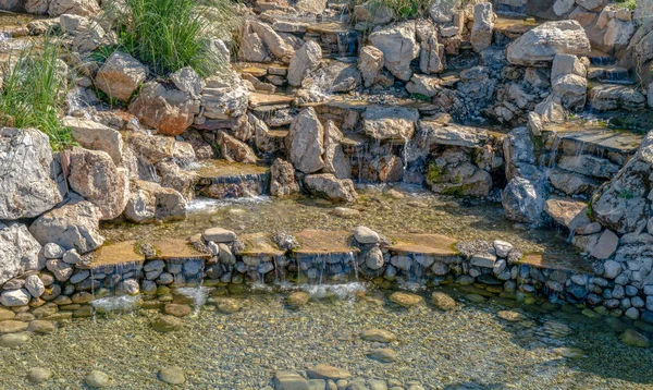 Taştan yapılmış çeşme. Doğal şelale — Stok fotoğraf