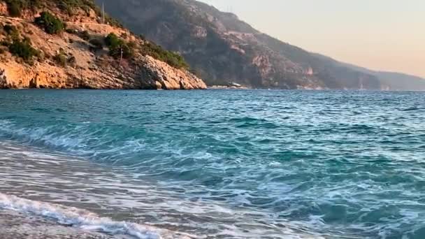 Vue sur la mer avec des montagnes au ralenti — Video