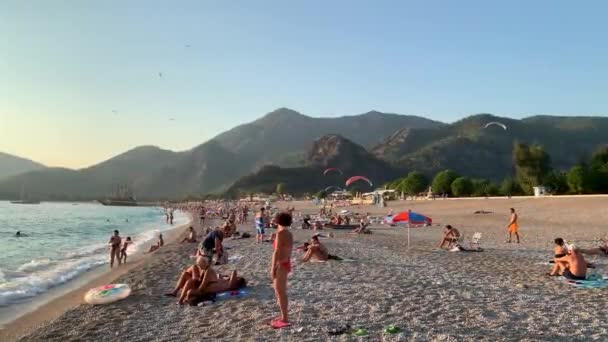 Fethiye, Türkei - 5. Oktober 2019: Strand von Oludeniz — Stockvideo