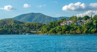 Yeşil ada, deniz ve dağlar
