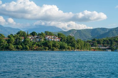 Yeşil ada, deniz ve dağlar