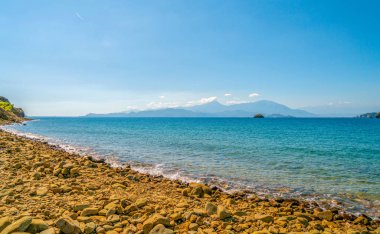 Dağların yakınındaki kayalık kıyı şeridi.