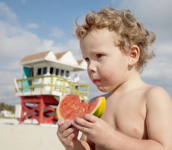 Gelukkig Schattig Krullend Kind Jongen Eten Van Een Watermeloen Een — Stockfoto