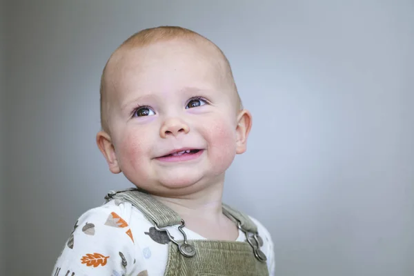 クローズアップ ポートレートのかわいい笑顔の男の子 — ストック写真