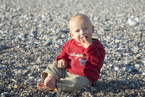 Bonito Menino Kid Sentado Uma Praia Seixo Sorrindo Tomando Pedras — Fotografia de Stock