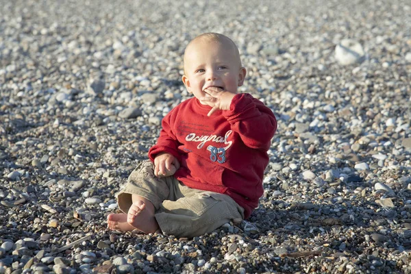 Bonito Menino Kid Sentado Uma Praia Seixo Sorrindo Tomando Pedras — Fotografia de Stock