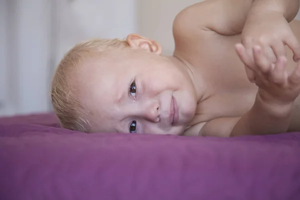 かわいいです赤ん坊嘘と泣いてベッドの上で — ストック写真