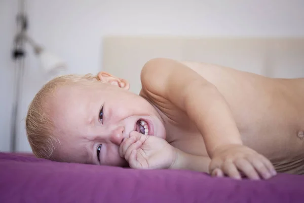かわいいです赤ん坊嘘と泣いてベッドの上で — ストック写真
