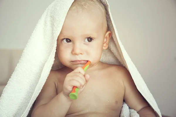 Čištění Zubů Čištění Zubů Malý Roztomilý Kudrnatý Chlapec Čistí Zuby — Stock fotografie