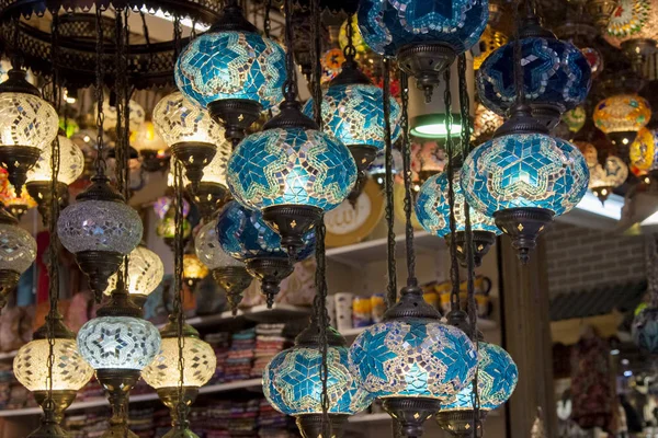 Güzel lambalar camdan. Oryantal tarzı mozaik lambalar. — Stok fotoğraf
