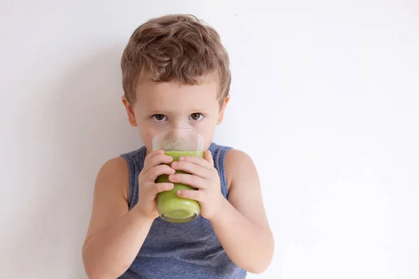 愛らしい子供 健康的な緑の野菜スムージーを飲む 健康的な食事 ビーガン ベジタリアン 有機食品や飲み物のコンセプト 夏の飲み物 — ストック写真