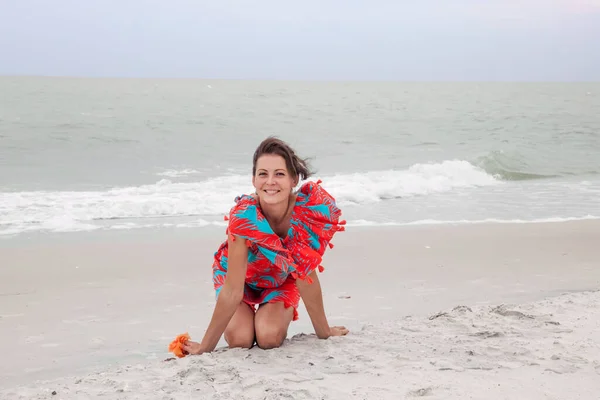 Счастливая Путешественница Красивом Красочном Платье Наслаждается Пляжным Отдыхом Красивая Молодая — стоковое фото