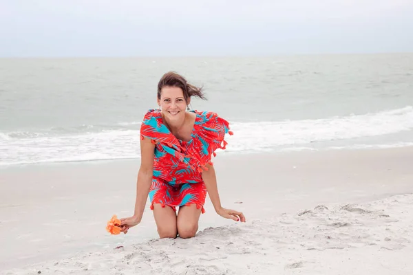 Счастливая Путешественница Красивом Красочном Платье Наслаждается Пляжным Отдыхом Красивая Молодая — стоковое фото
