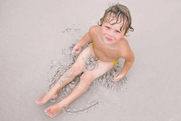 Happy Boy Speelt Met Zand Het Strand Kind Gaat Spelen — Stockfoto