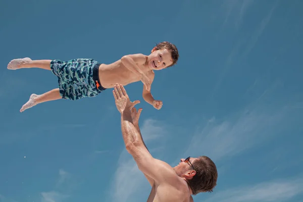 Buon Papà Con Suo Figlio Una Spiaggia Estiva Godendo Divertimento — Foto Stock
