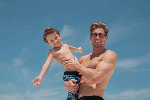 Buon Papà Con Suo Figlio Una Spiaggia Estiva Godendo Divertimento — Foto Stock