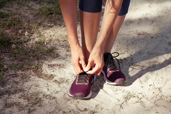 Primer Plano Una Mujer Atando Cordones Zapatillas Deporte Mientras Camina — Foto de Stock