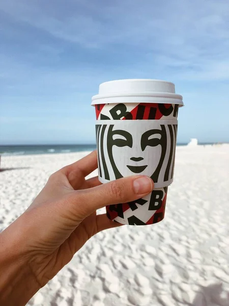 Beautiful Woman Hand Holding Starbucks Paper Coffee Cup Background Ocean — Stock Photo, Image