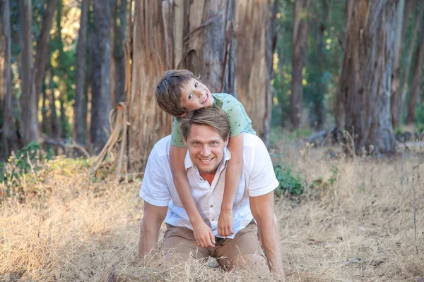 Buona Famiglia Passeggiando Nel Parco Nella Giornata Sole Padre Con — Foto Stock