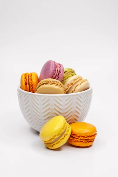 Biscuits Sucrés Savoureux Macarons Colorés Dans Une Assiette Mignonne Sur — Photo