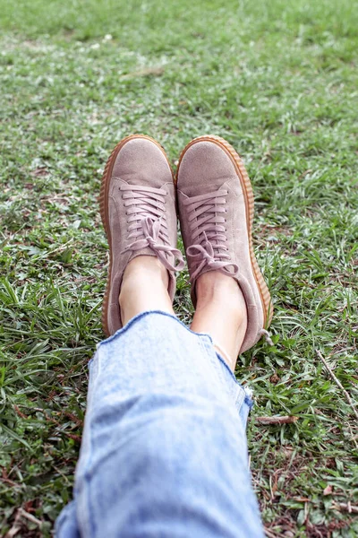 Mujer Está Descansando Parque Naturaleza Sentada Hierba Zapatos Enredadera Con — Foto de Stock