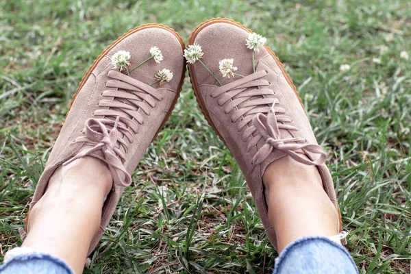有美丽自然背景花朵的爬山鞋 放松和生活方式的概念 — 图库照片