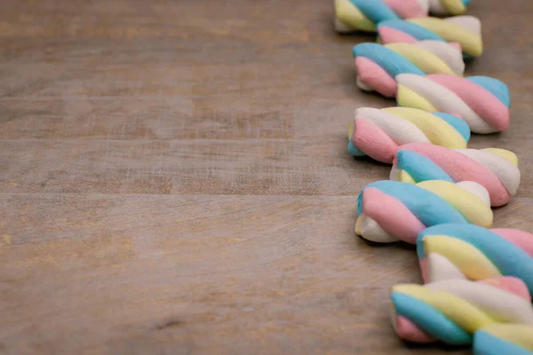 Doces Marshmallows Coloridos Apetitosos Estão Fundo Madeira Doces Americanos Tradicionais — Fotografia de Stock